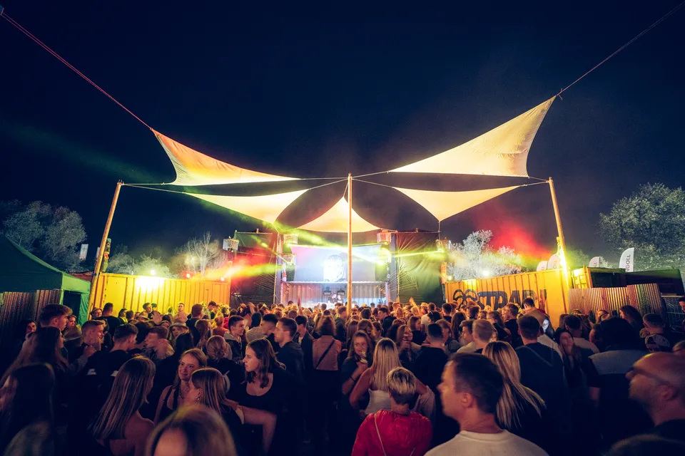 Strabi Open Air, Markenidentität: Bühne mit Sonnensegeln, buntem Licht und Publikum bei Nacht