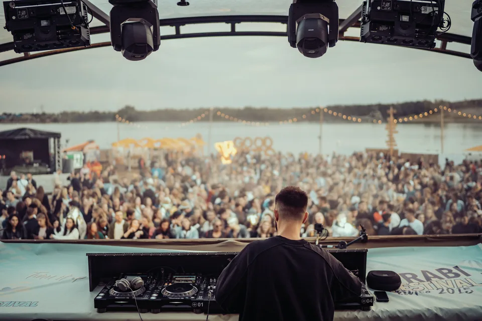 Strabi Open Air, Markenidentität: DJ am Pult vor tanzendem Publikum am Baggersee