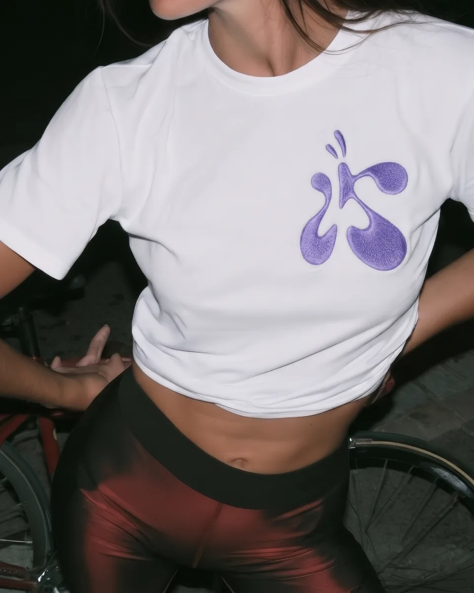 Sandra Kimmig, Markenidentität: Person in weißem T-Shirt mit violetter Bildmarke