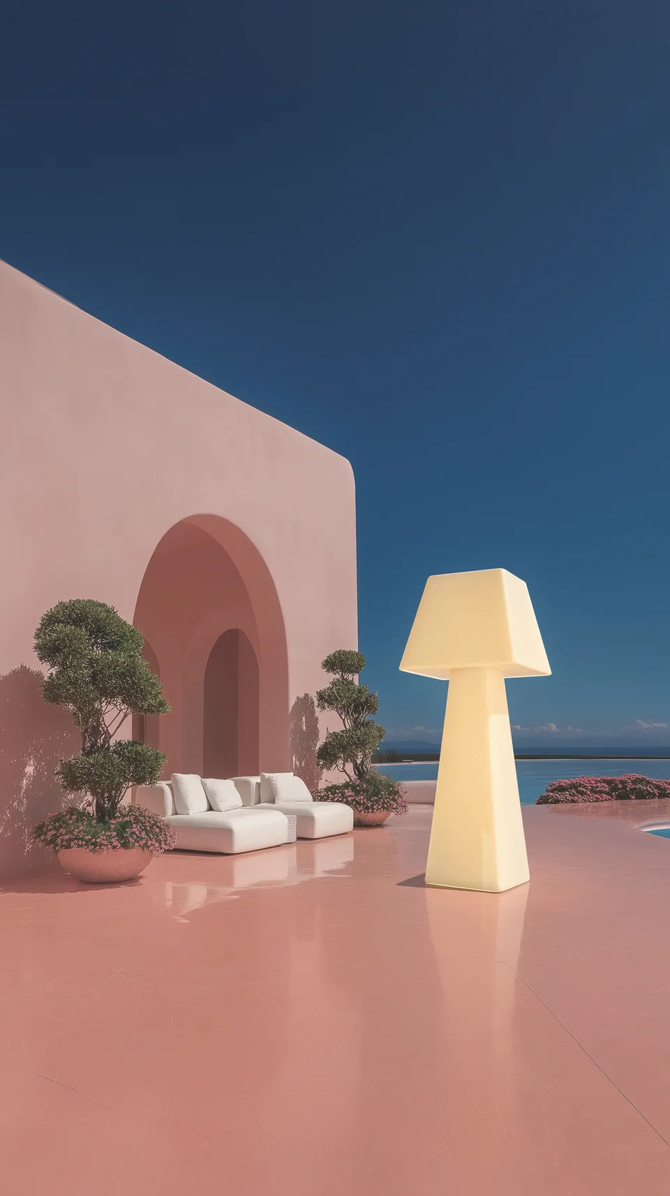 KI-generiert: rosa Gebäude mit Bogentür, Stehlampe und Bonsai am Meer