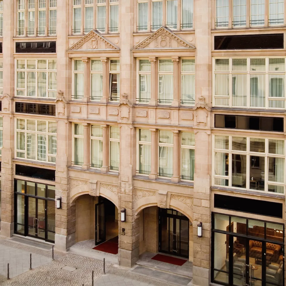 Amt Mitte, Markenraum: Fassade eines historischen Hauses mit Eingangsbögen