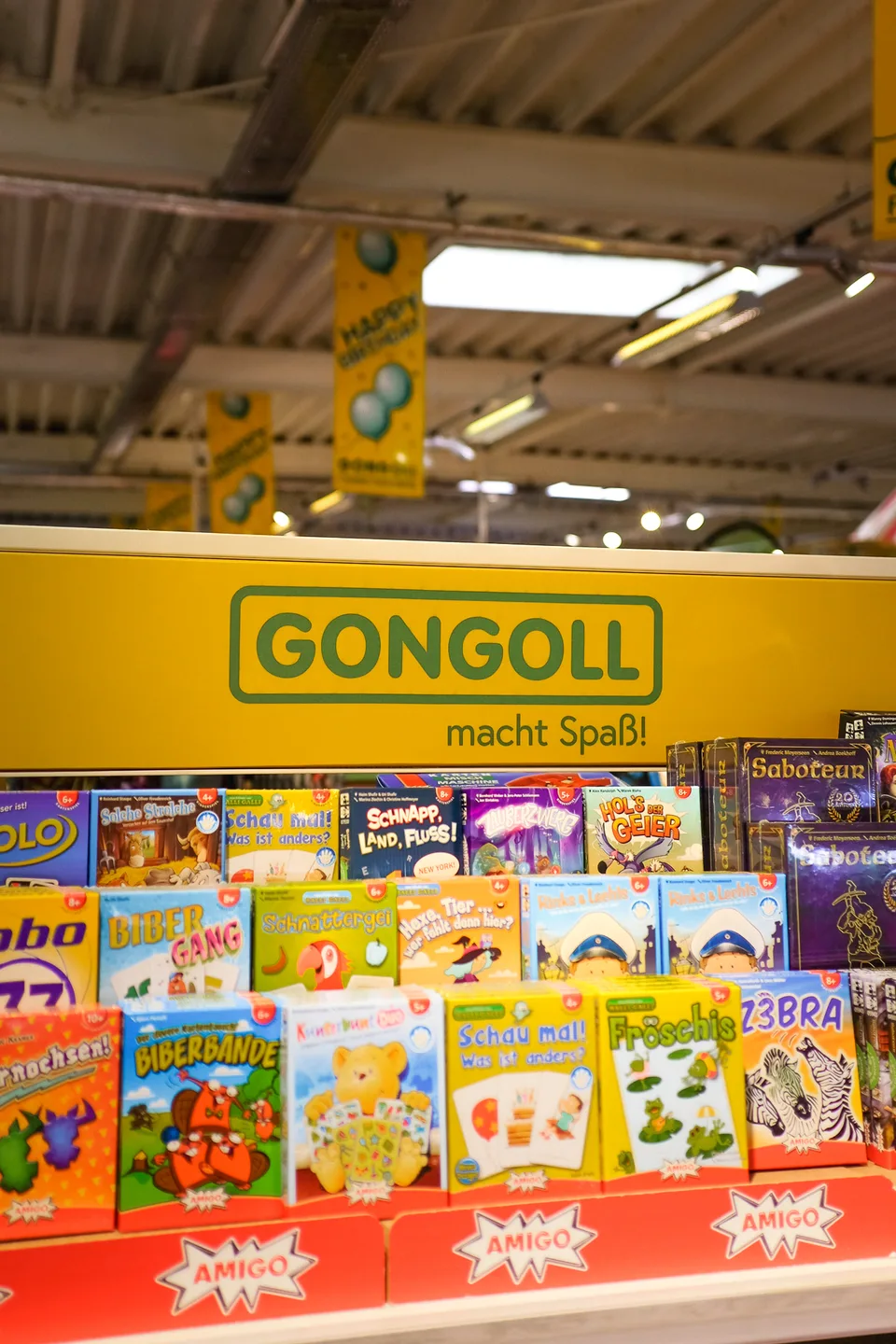 Gongoll Freizeitmarkt, Markenraum: Spielwarenregal unter dem gelben Gongoll-Schild im Markt