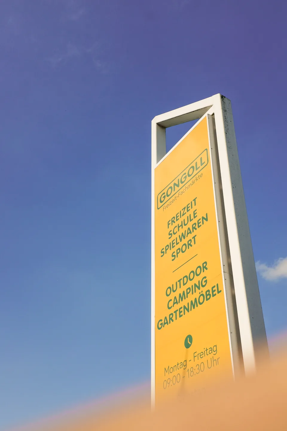 Gongoll Freizeitmarkt, Markenraum: hoher Werbepylon mit Gongoll-Logo und Sortimentshinweisen