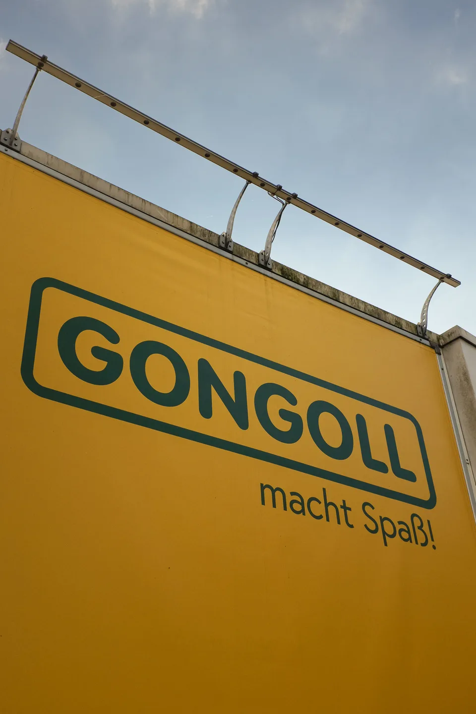 Gongoll Freizeitmarkt, Markenraum: gelbe Fassade mit dem Schriftzug „Gongoll macht Spaß“