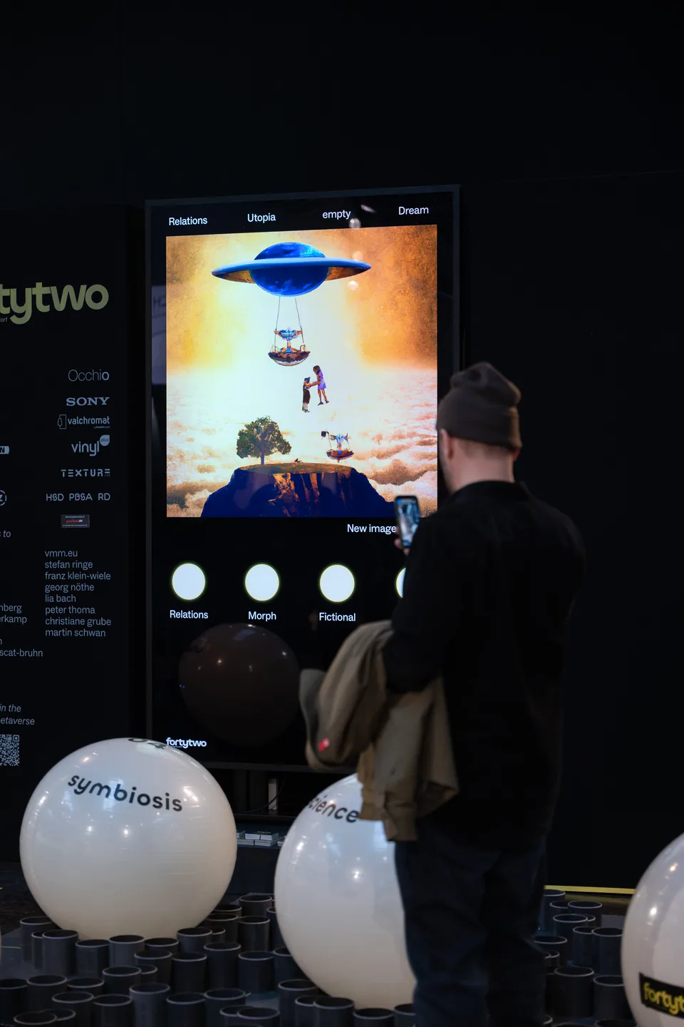 Forty Two Trade, event and structure: visitor in front of a touchscreen showing a UFO among white balls