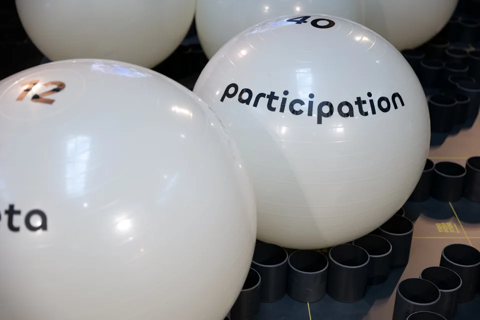 Forty Two Trade, event and structure: white balls with the lettering “participation” and numbers