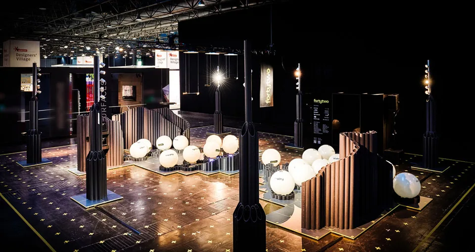 Forty Two Trade, event and structure: dark trade fair stand with white balls, timber elements and light columns