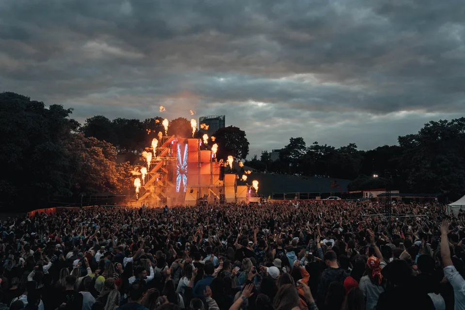 Panama Open Air, Event und Struktur: Bühne in der Abenddämmerung vor einer großen Menschenmenge