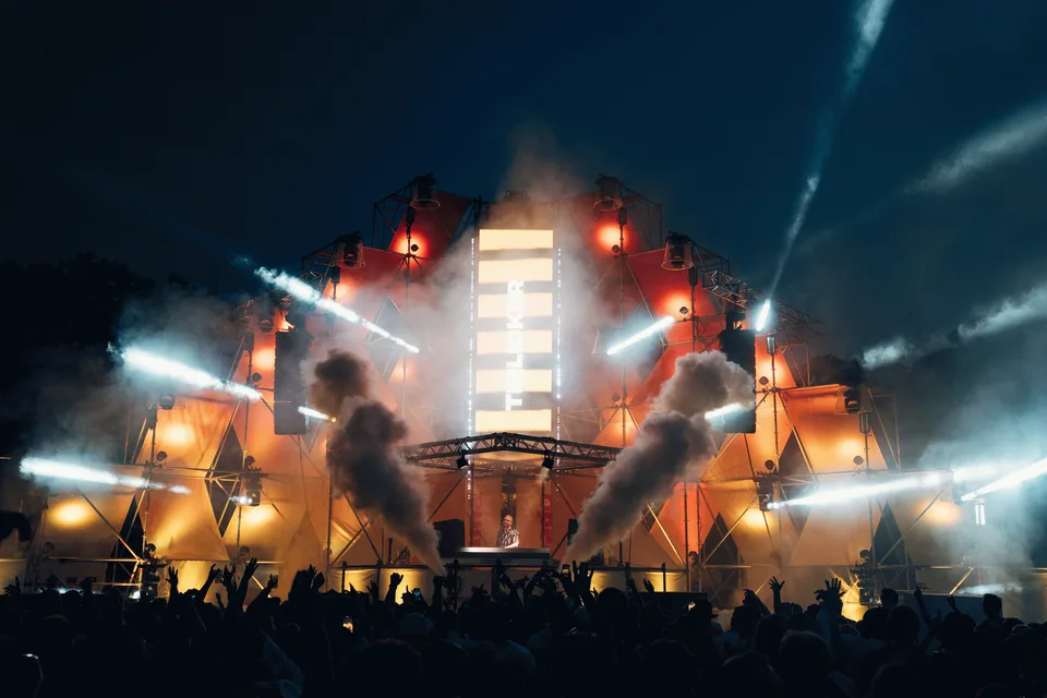 Panama Open Air, Event und Struktur: Bühne mit Laserstrahlen und Nebel bei Nacht