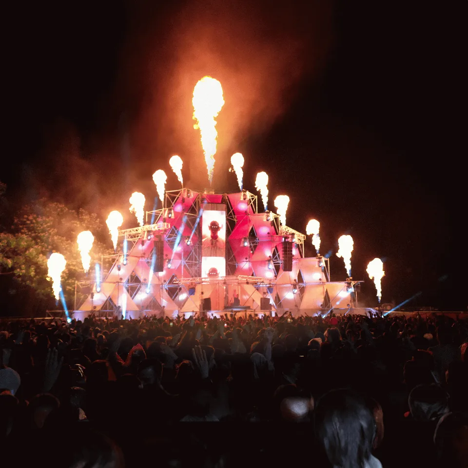 Panama Open Air, Event und Struktur: Bühne bei Nacht mit Feuerfontänen und rotem Licht
