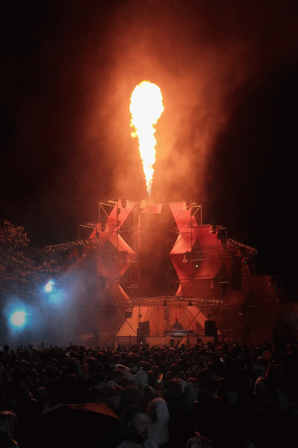 Panama Open Air, Event und Struktur: Feuerfontäne über der Bühne in der Nacht