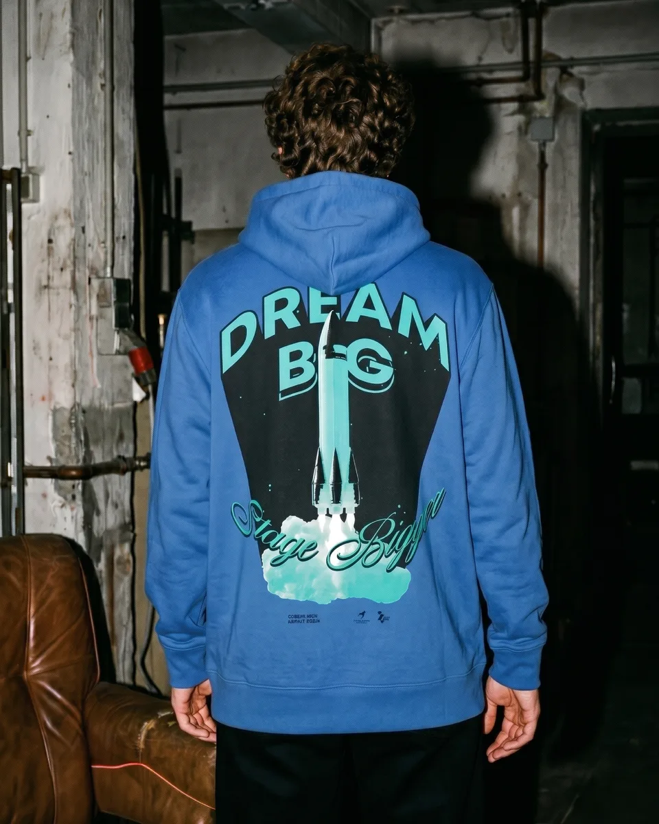 Stageventure & Friends, Event und Struktur: Person von hinten in blauem Hoodie mit Aufdruck „Dream big“