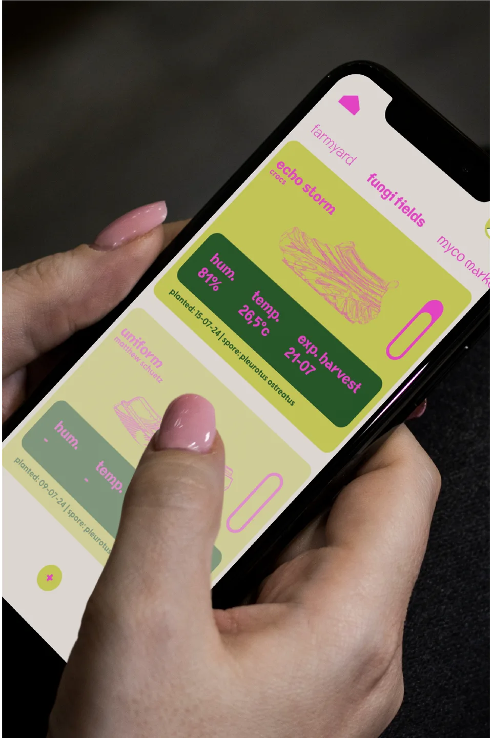 Sneakerfarm, Forschung und Lehre: Hand hält ein Smartphone mit der App der Sneakerfarm