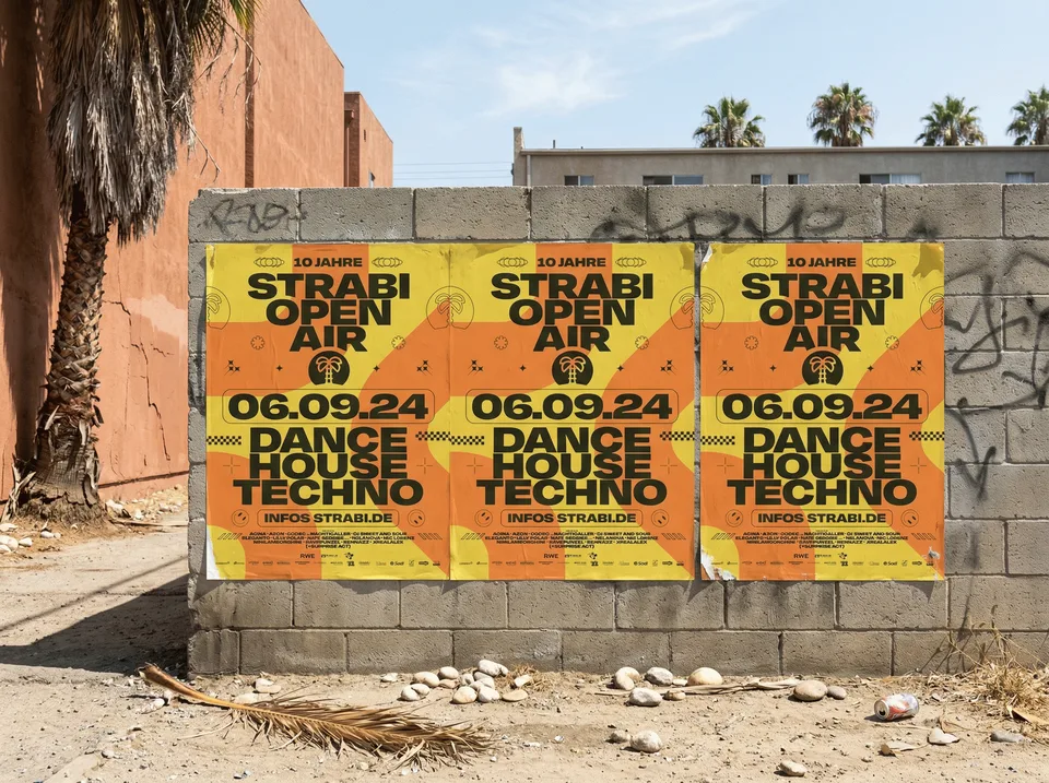 Strabi Open Air, Markenidentität: drei orangefarbene Plakate „Strabi Open Air 06.09.24“ an einer Mauer unter Palmen