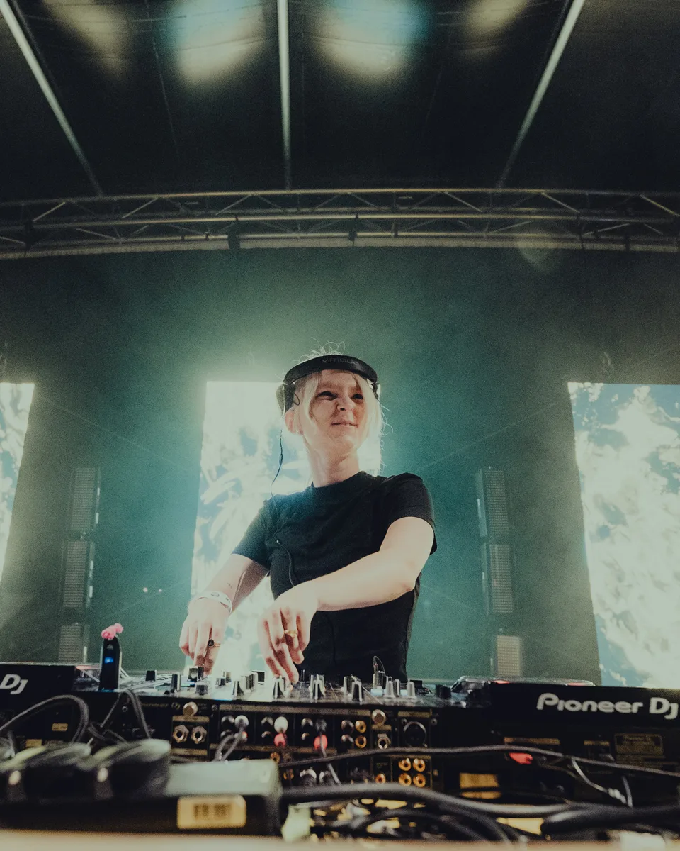 Strabi Open Air, Markenidentität: DJ auf der Bühne mit Scheinwerfern und Videowänden