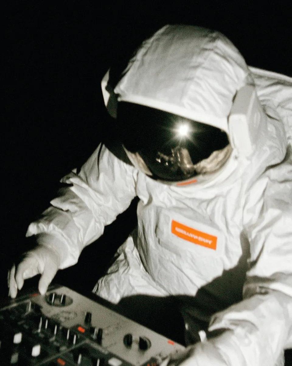 Stageventure & Friends, Event und Struktur: Astronaut in weißem Anzug an einem Mischpult