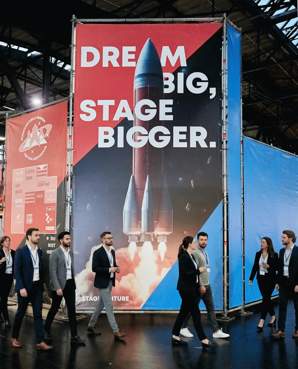 Stageventure & Friends, Event und Struktur: Messestand mit Banner „Dream big, stage bigger“ und einer Rakete, Besucher gehen vorbei