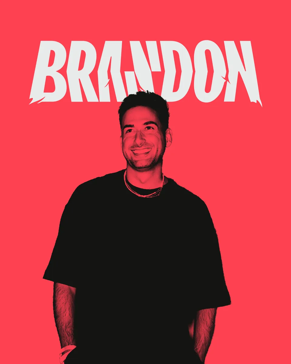 Brandon, Markenidentität: Porträt des DJs Brandon vor rotem Hintergrund mit dem Schriftzug „Brandon“